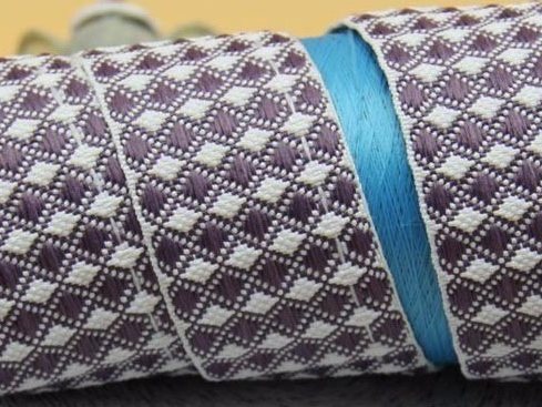 Jacquard woven tape with a repeating motif